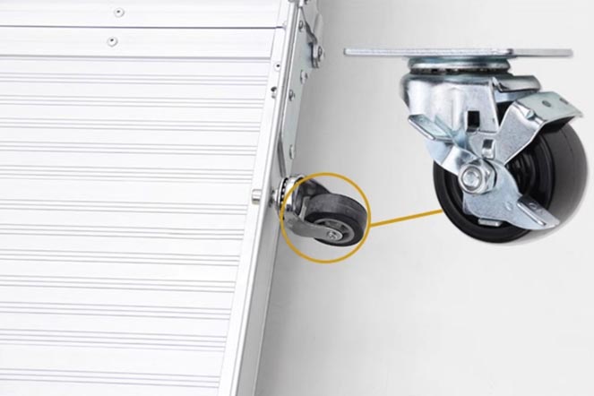 [Wheelchair King] A close-up of the foldable high-strength aluminum alloy ramp plate, with the enlarged portion highlighting the swivel casters attached to the bottom corners of the ramp.