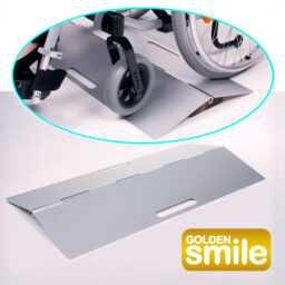 【Wheelchair King】 The foldable Golden Smile folding garage board M04 portable wheelchair ramp has a convenient hollow handle and can be used with a wheelchair. Decorated with the "Golden Smile" logo on the lower right corner.