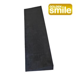 [Wheelchair King] Coussin rectangulaire en caoutchouc noir avec une surface texturée et le logo « GoldenSmile Fetal Plate M07 » élégamment décoré dans le coin supérieur droit.