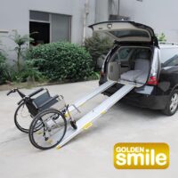 【輪椅王】 「金色微笑」標誌自豪地矗立在一輛適合輪椅通行的貨車上,後門打開,無障礙坡道 M104(150) 坡道輕輕到達地面。在這個堅固的坡道底部,有一輛輪椅等著,準備無縫旅行。