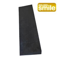 【輪椅王】 長方形黑色橡膠墊,表面有紋理,「GoldenSmile 胎兒板M07」標誌優雅地裝飾在右上角。